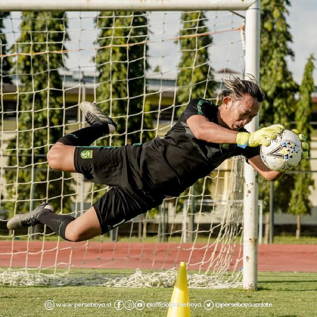 Potret Rivky Mokodompit Calon Kiper Persebaya Saat Berlatih