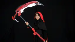 Seorang wanita berhijab mengenakan cosplay saat mengikuti "Hijab Cosplay" di Subang Jaya, Malaysia, Sabtu (29/4). Acara Hijab Cosplay ini merupakan acara pertama kali yang digelar di Malaysia. (AFP PHOTO / Manan VATSYAYANA