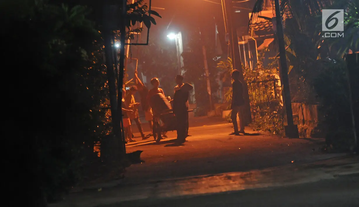 Sejumlah anak menggunakan alat musik dari tong sampah untuk membangunkan warga saat sahur di kawasan Mekarsari, Depok, Jawa Barat, Rabu (8/5/2019). Dengan alat seadanya, anak-anak penuh semangat berkeliling membangunkan warga sekitar untuk sahur. (Liputan6.com/Herman Zakharia)