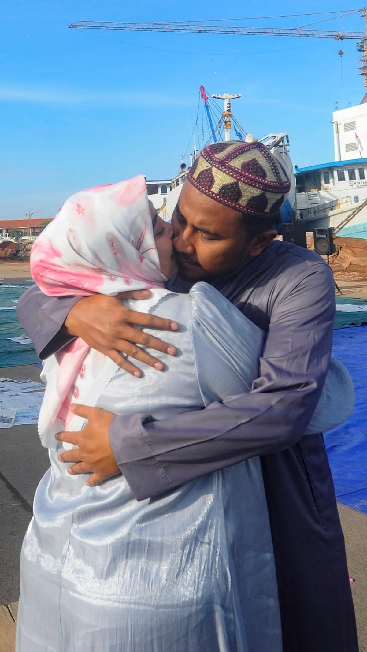 Dua orang jemaah muslim saat saling bermaafan setelah melaksanakan salat ied berjemaah di Pelabuhan Sunda Kelapa.&nbsp;Foto: merdeka.com / Arie Basuki
