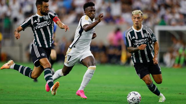 Foto: Momen Lisandro Martinez Kasih Keras Jude Bellingham saat MU Bertemu Real Madrid di Tur Pramusim