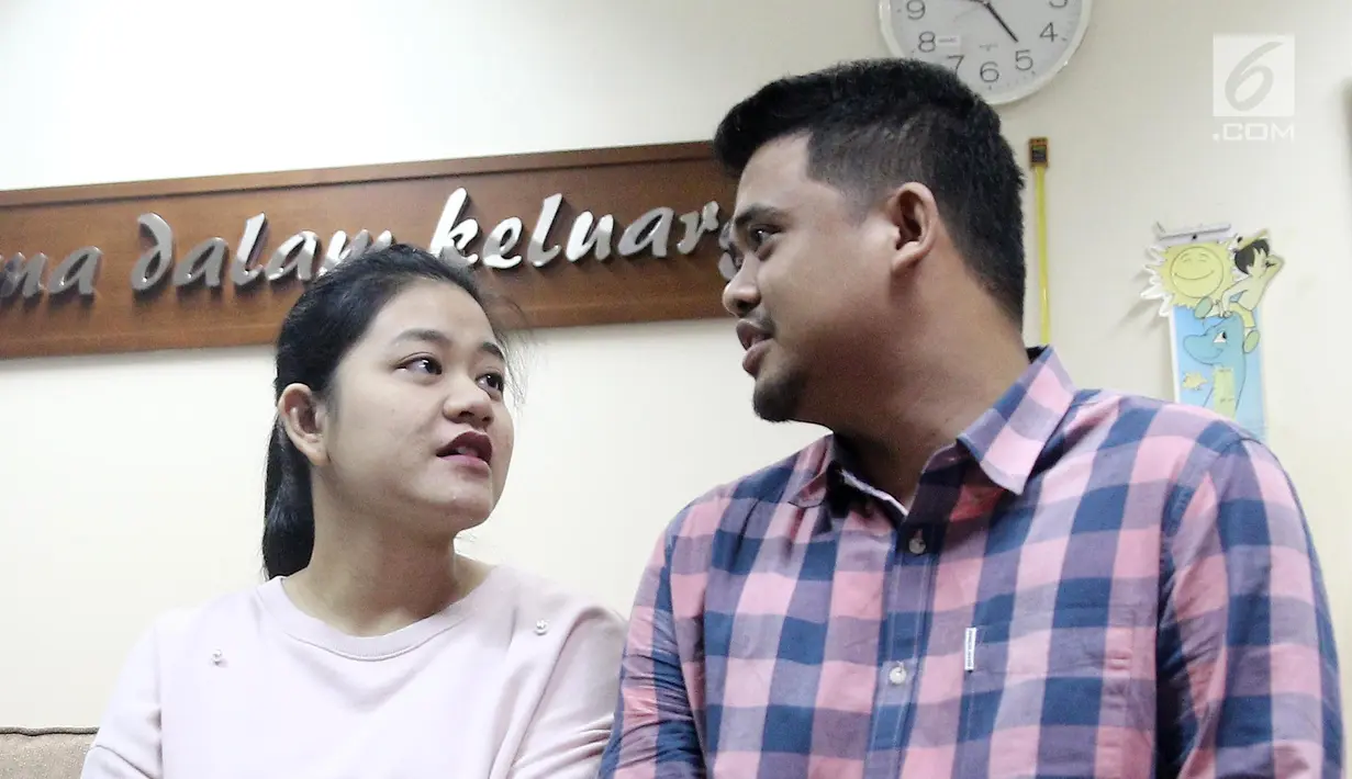 Putri Presiden Joko Widodo atau Jokowi, Kahiyang Ayu berbincang dengan sang suami Bobby Nasution saat jumpa pers di RS YPK Mandiri, Jakarta, Jumat (3/8). Anak pertama pasangan Kahiyang dan Bobby lahir pada 1 Agustus 2018. (Liputan6.com/Herman Zakharia)