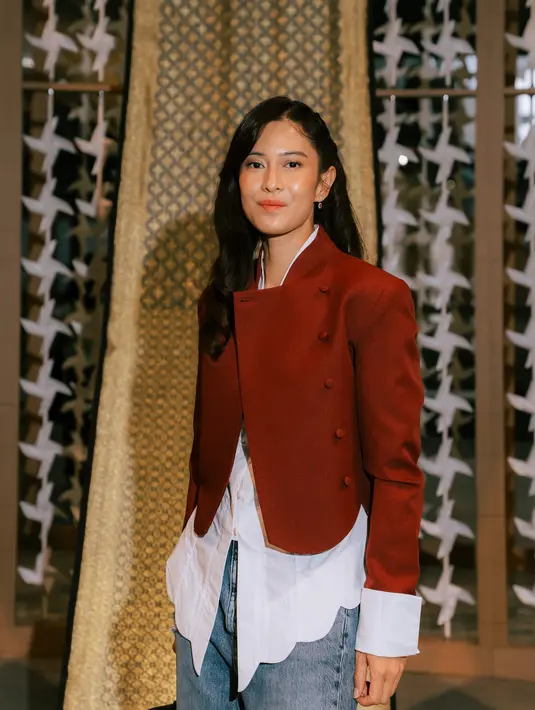 Anting gantung berlian bermata ruby melengkapi tampilan pesona Dian Sastrowardoyo [@therealdisastr]