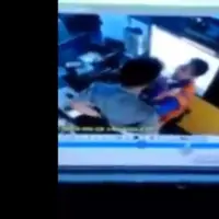 Sungguh arogan. Diduga ogah bayar karcis TOL, seorang berpakaian polisi mencekik penjaganya!