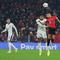 Jarell Quansah (Inggris) berduel udara dengan Myrto Uzuni (Albania) dalam laga kualifikasi Piala Dunia 2026 Grup K di Arena Kombetare, 17 November 2025. (AP Photo/Vlasov Sulaj)