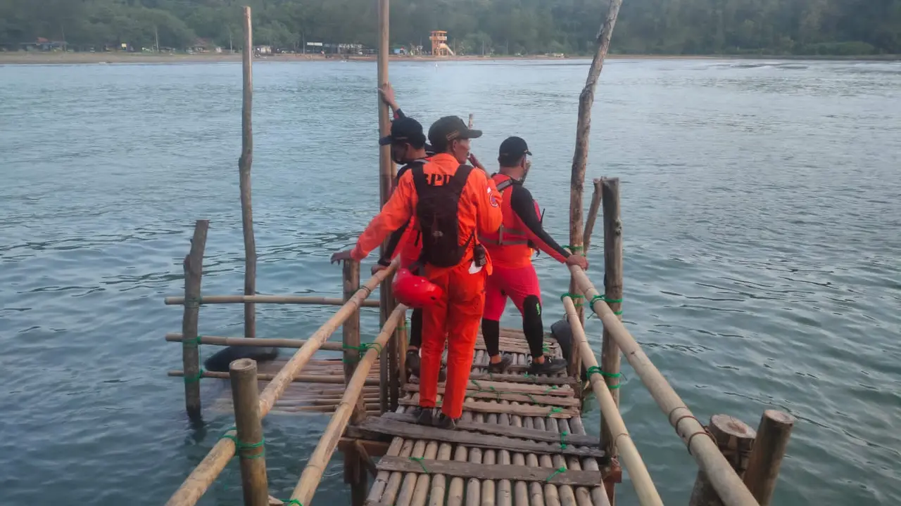 Tim SAR gabungan melakukan pencarian pemancing Kebumen yang tenggelam terseret arus di Breakwater Jetis, Cilacap. (Foto: Liputan6.com/Basarnas)