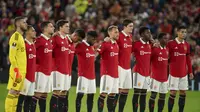 Para pemain Manchester United mengheningkan cipta selama satu menit untuk memberikan penghormatan atas meninggalnya Ratu Elizabeth II menjelang pertandingan Liga Europa Grup E antara MU dan Real Sociedad di Old Trafford, Jumat (9/9/2022) dini hari WIB.&nbsp;(AP Photo /Dave Thompson)