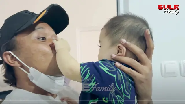 Momen gemas Sule saat bermain dengan putranya, Baby Adzam yang sedang berada di rumah Nathalie Holscher. (Foto: YouTube SULE FAMILY)