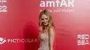 Heather Graham berpose untuk fotografer setibanya di amfAR, yayasan penelitian bantuan, makan malam, selama Venice Film Festival 2022 ke-79 di Venesia, Italia, Rabu, 7 September 2022. Heather menyelipkan kakinya ke dalam sepasang tumit gemerlap dan melengkapi penampilannya dengan satu gelang.  (AP Photo/Domenico Stinellis)