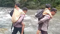 Aksi Polisi di NTT Gendong Siswa, Menerjang Derasnya Arus Sungai Demi ke Sekolah
