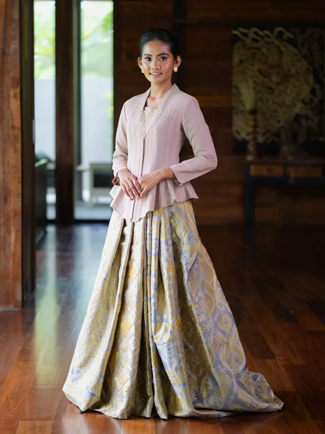 Model Rok Songket Dipadukan dengan Kebaya Encim