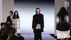 Model memperagakan busana karya perancang Wilsen Willim bertajuk Runway Hits dalam Fashion Nation 2018 di Senayan City, Jakarta, Sabtu (21/4/). Puncak acara Fashion Nation 2018 mengangkat tema I.AM.NOW. (Liputan6.com/Herman Zakharia)