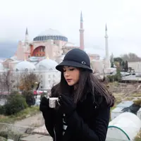 Bicara fesyen, Jessica Mila memang tak pernah gagal memberikan penampilan yang menawan untuk penggemarnya. Seperti ini misalnya, Jessica tampil degan outfit hitamnya memakai long coat, topi dan sarung tangan hitam. (Instagram/jscmila)