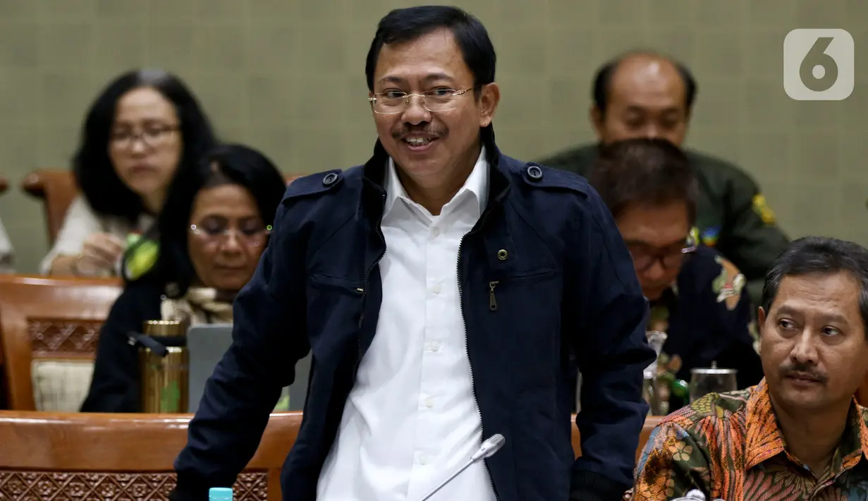 Menteri Kesehatan, dr Terawan Agus Putranto mengikuti rapat kerja bersama Komisi IX DPR RI di Kompleks Parlemen, Senayan, Jakarta, Senin (3/2/2020). Rapat kerja itu membahas penanganan virus corona di Indonesia. (Liputan6.com/Johan Tallo)