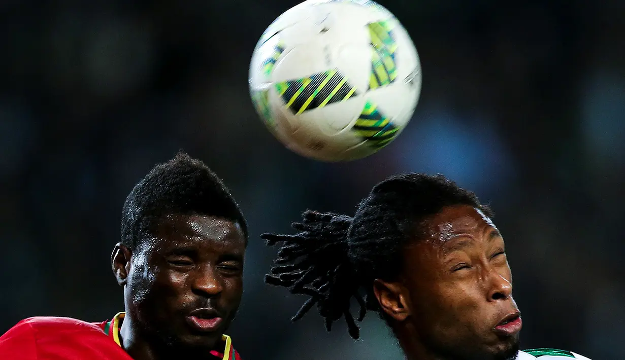 Pemain Sporting CP, Ruben Semedo (kanan), berebut bola dengan pemain Rio Ave, Wakaso, dalam Liga Portugal di Stadion Alvalade, Lisbon, Portugal, (8/2/2016). (EPA/Jose Sena Goulao)