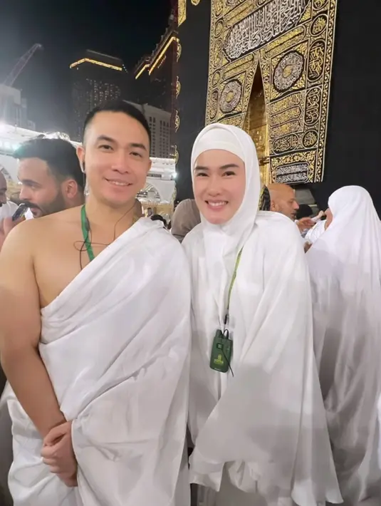 Menjadi seorang mualaf memang tidak mudah, berlajar agama dari awal memang banyak sekali lika-likunya. Tidak sedikit penggemar yang turut merasakan keadaan Stevi saat dikritik karena melepas hijab. Namun tidak sedikit yang mendoakannya agar ia selalu sabar dan bisa menjadi pribadi semakin baik. (Liputan6.com/IG/@steviagnecya)