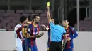 Wasit Jorge Figueroa Vazquez memberi kartu kuning kepada bek Barcelona, Clement Lenglet (kedua dari kiri) dalam laga lanjutan Liga Spanyol 2020/2021 pekan ke-32 di Camp Nou Stadium, Barcelona, Kamis (22/4/2021). Barcelona menang 5-2 atas Getafe. (AFP/Lluis Gene)