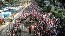 Atraksi Reog Ponorogo memeriahkan kegiatan Karnaval Cinta Budaya NKRI di MH Thamrin, Jakarta, Minggu (20/11). Karnaval ini bertujuan merawat dan menyiram perdamaian, toleransi, harmoni dan persaudaraan kebangsaan. (Liputan6.com/Faizal Fanani)