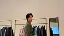 Ryu Jun Yeol tampil mengenakan padu padan kasual. Ia memilih kaus cokelat polos yang ditumpuknya dengan blazer bernuansa senada, celana pendek putih, dan espadrilles dengan tali, berwarna cokelat yang serasi. [Foto: Instagram/ryusdb]