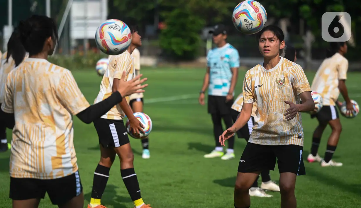 Penggawa Timnas Wanita Indonesia, Zahra Muzdalifah sudah terlihat hadir pada latihan resmi ini. (Liputan6.com/Herman Zakharia)