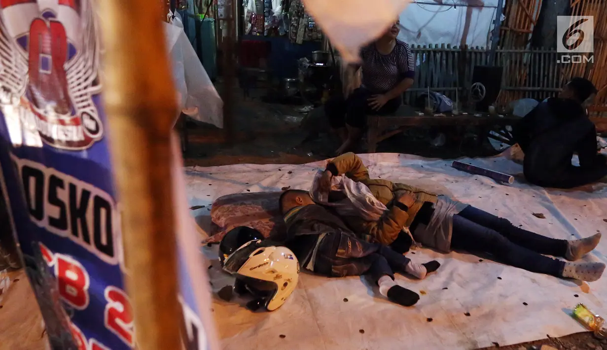 Pemudik menyempatkan beristirahat di pinggir jalan Kota Cirebon karena kelelahan berkendara dari Jakarta, Jumat (24/6). Mereka memanfaatkan tempat peristirahatan yang dibangun warga. (Liputan6/JohanTallo)