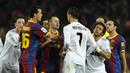 Barcelona vs Real Madrid. Jose Mourinho bersama Real Madrid kalah telak 0-5 dari tuan rumah Barcelona dalam laga El Clasico Liga Spanyol 2010/2011, 29 November 2010. Kapten Tim Real Madrid, Sergio Ramos diusir wasit di ujung laga akibat menendang Lionel Messi. (AFP/Javier Soriano)