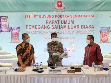 Direktur PT Buyung Poetra Sembada Tbk (HOKI) Budiman Susilo, Komisaris Utama Independen Jonathan Jochanan, dan Direktur Utama Sukarto Bujung berbincang di sela-sela Rapat Umum Pemegang Saham Luar Biasa (RUPSLB) di Jakarta, Rabu (27/01/2021). (Liputan6.com/Pool)