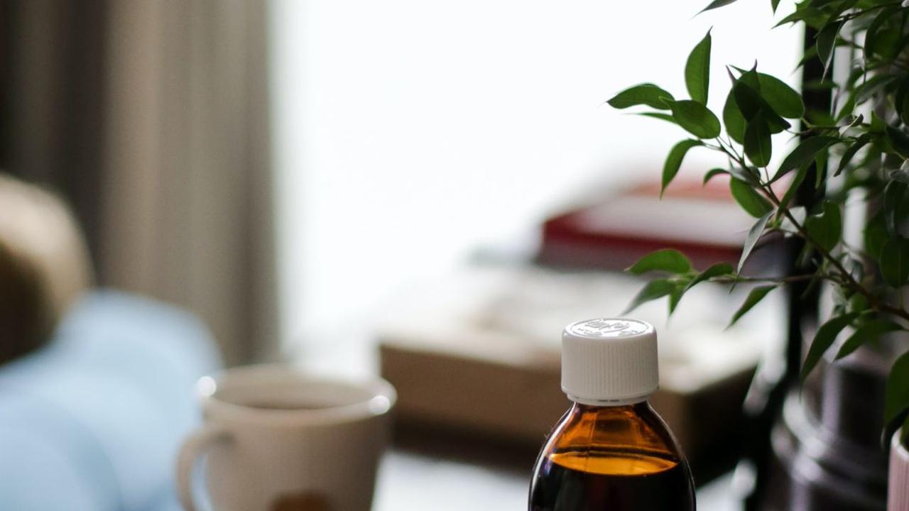 Pneumonia adalah suatu bentuk infeksi saluran pernapasan akut yang menyerang paru-paru. Paru-paru terdiri dari kantung kecil yang disebut alveoli, yang terisi udara saat Anda bernapas. Ketika Anda menderita pneumonia, alveoli ini akan dipenuhi nanah dan c