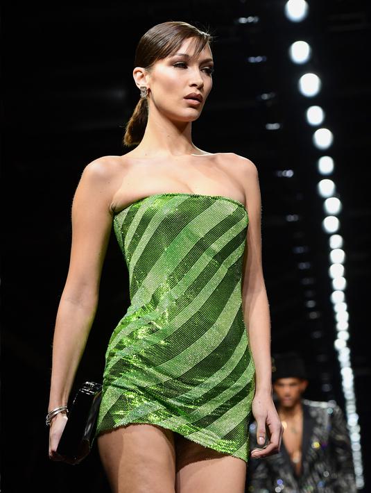Model Bella Hadid berjalan di catwalk memeragakan busana Women Fall - Winter 2020 koleksi Versace di Milan, Italia (21/2/2020). Milan Fahsion Week berlangsung pada tanggal 18 Februari hingga 24 Februari. (AFP/Miguel Medina)