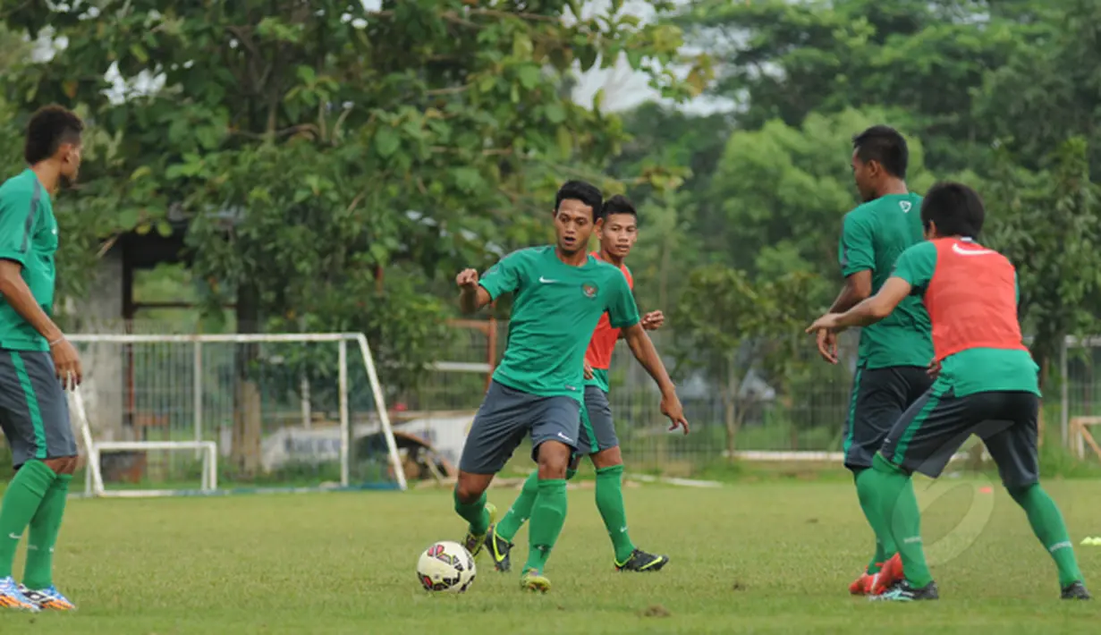 Penyerang timnas U22 Indonesia, Muchlis Hadi Ning Syaifulloh (kedua dari kiri) berebut bola saat berlatih di Lapangan Sutasoma, Halim Perdanakusuma, Jakarta, Selasa (3/3/2015). (Liputan6.com/Helmi Fithriansyah)