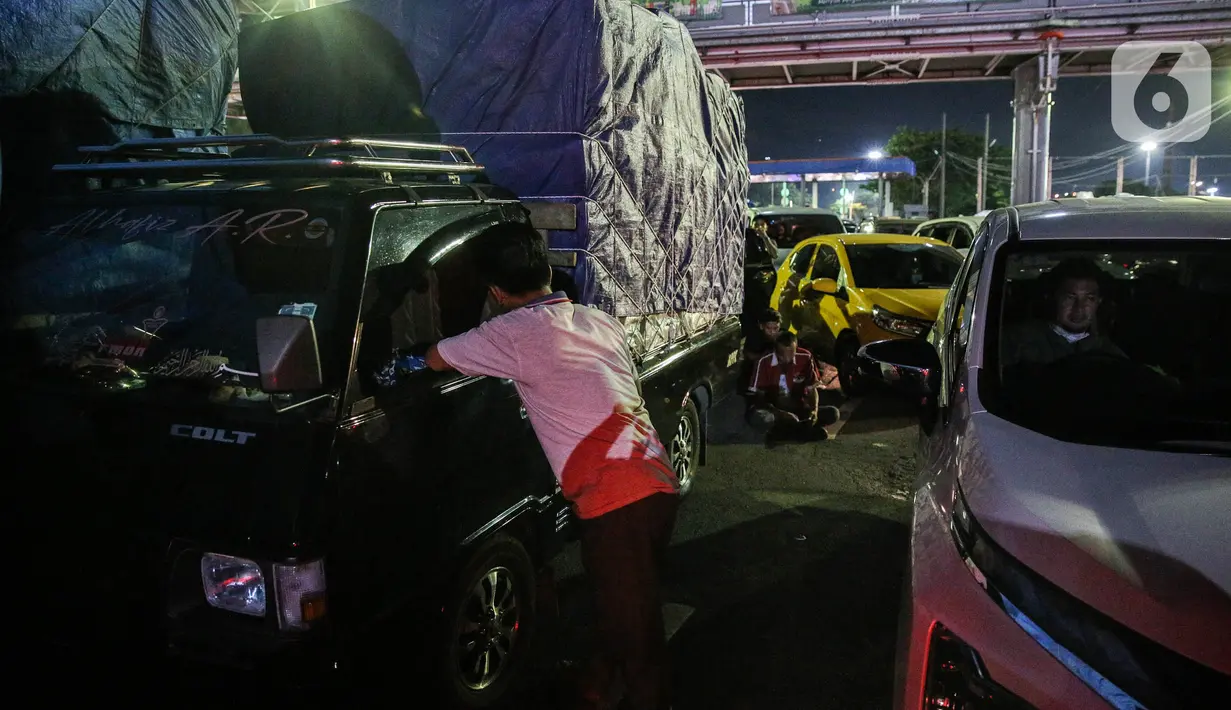 Pemudik terlihat berbincang dengan pemudik lainnya saat menunggu antrean kapal. (Liputan6.com/Faizal Fanani)