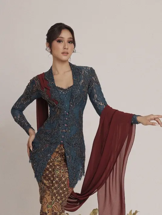 Penampilan luar biasa juga datang dari artis Yasmin Napper dibalut kebaya. Kebaya biru yang sangat cantik membalut tubuhnya dengan sempurna, dipadu kain batik sebagai rok dan selendang merah. [Foto: Instagram/yasminnapper]