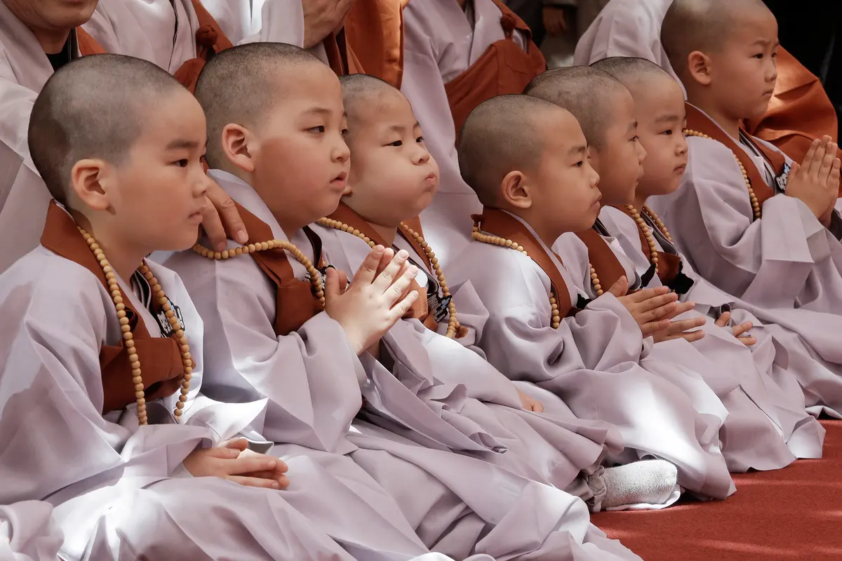 Tingkah Lucu Para Biksu Cilik Rayakan Kelahiran Buddha