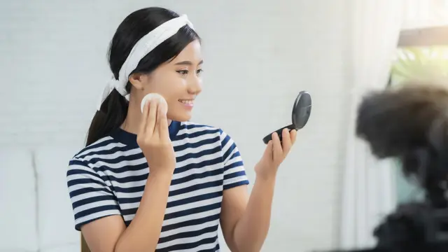 Ingin Makeup Tahan Lama di Acara Outdoor? Ini Tips agar Makeup Awet dan Tidak Luntur saat Cuaca Panas! (Foto: Freepik/tirachardz)