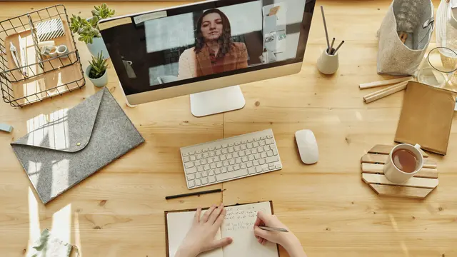 ilustrasi pengertian webinar/Julia M Cameron/pexels