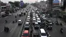 Kendaraan bermotor terjebak kemacetan di Jalan KH. Abdullah Syafei, Jakarta, Senin (9/9/2019). Perluasan wilayah ganjil genap yang berlaku hari ini membuat pengendara beralih ke ruas jalan alternatif sehingga jumlah kendaraan meningkat dan menyebabkan kemacetan panjang. (merdeka.com/Iqbal Nugroho)