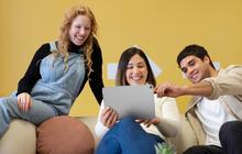 Cara Bertahan Gen Z di Kantor: Pura-Pura Sibuk dengan Ngetik Keyboard Keras-Keras