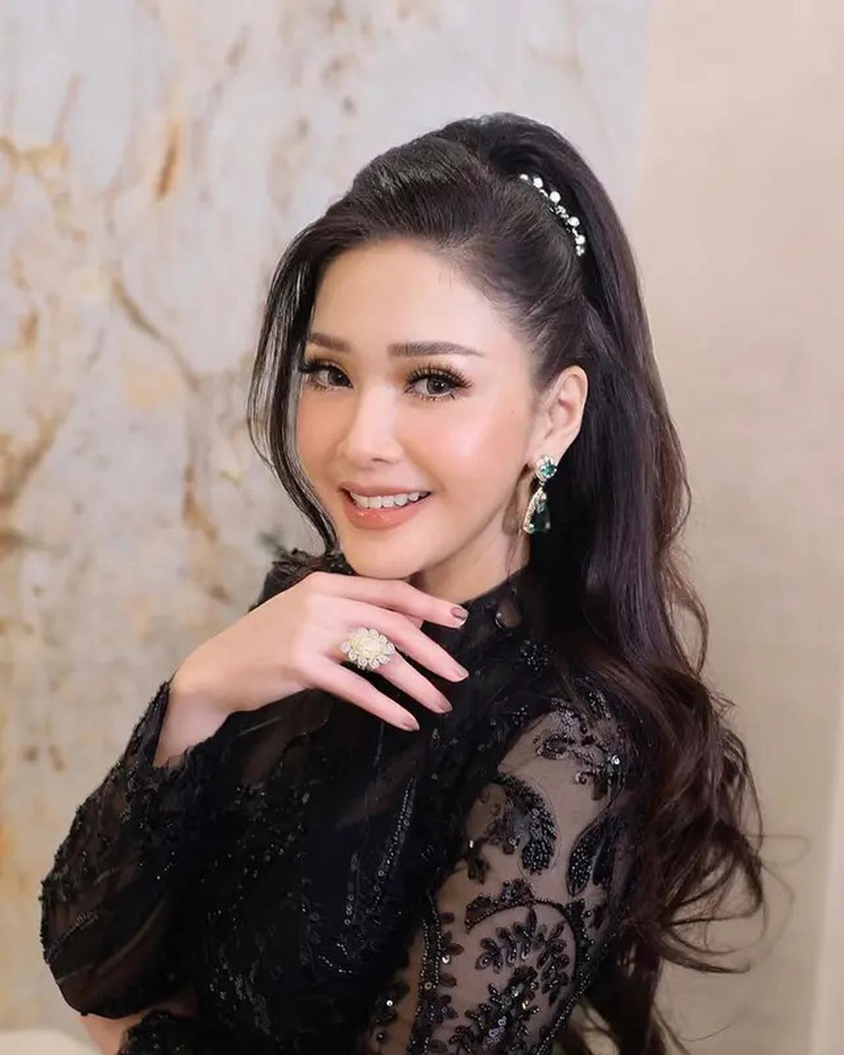 8 Gaya Dress Brokat Hitam Maia Estianty, Modelnya Elegan dan Anggun