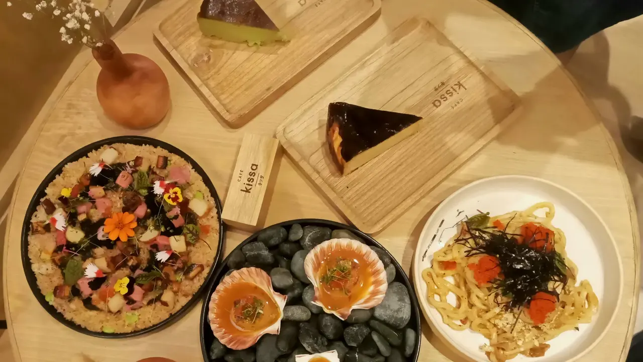Berbagai menu di Cafe Kissa