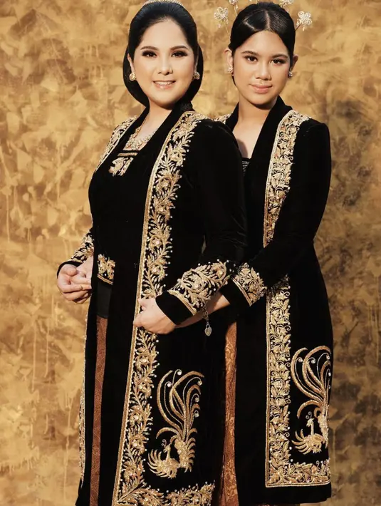Kali ini, Annisa Pohan dan Aira terlihat begitu menawan dalam balutan kebaya jawa. Tampilan bersahaja terpancar dari pesona keduanya. [Foto: Instagram/ Anissa Pohan]