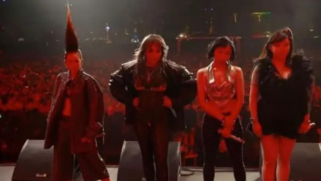 Gaya Sandara Park Reuni 2NE1 di Panggung Coachella Disorot, Tampilkan Kembali Rambut ‘Sapu Ijuk’ Ikoniknya