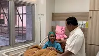 Prabowo saat menjenguk Nabila Febrianti yang dirawat di rumah sakit. (Istimewa)