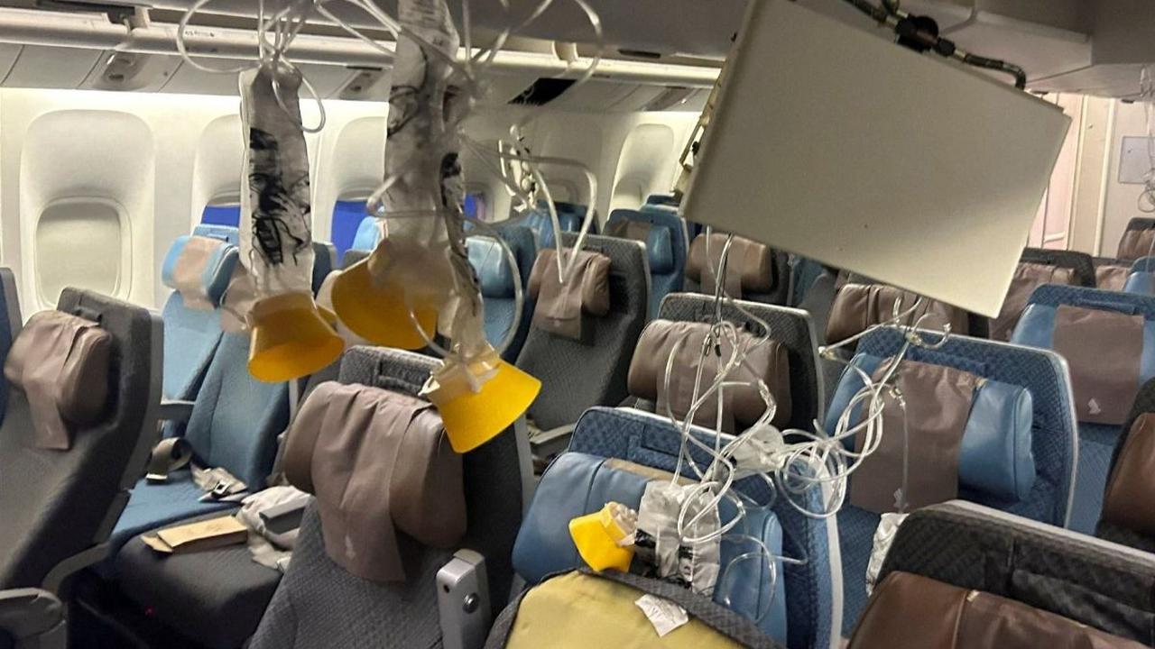 Kondisi di kabin penumpang tampak kacau setelah pesawat Singapore Airlines SQ321 dihantam turbulensi dahsyat, pada Selasa (21/5/2024). Pesawat Singapore Airlines itu mengalami turbulensi sangat parah ketika melakukan penerbangan dari London, Inggris menuj