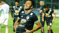 Selebrasi Samsul Arif untuk istri tercinta (Bola.com/Kevin Setiawan)