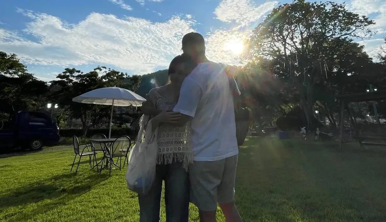 <p>Meski foto diambil dalam keadaan backlight, namun romantisme keduanya tetap terlihat. Hirai Saya tampak begitu kecil dalam pelukan sang suami. (Foto: Instagram/ tak9988)</p>
