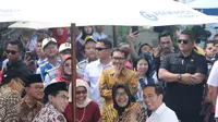 Presiden Joko Widodo atau Jokowi meninjau Rest Area 538 dan menjajal makanan seusai meresmikan ruas  Tol Sragen-Ngawi, Jawa Tengah, Rabu (28/11). Jokowi duduk semeja dengan kepala serta pimpinan daerah setempat. (Liputan6.com/Angga Yuniar)
