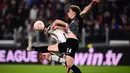 Gelandang Juventus Nicolo Fagioli (Kiri) dan gelandang Freiburg, Yannik Keitel berebut bola dalam laga leg pertama babak 16 besar Liga Europa 2022-2023 di Allianz Stadium, Jumat (10/3/2023) dini hari WIB. Kemenangan tipis 1-0 ini bakal jadi modal Juve ketika bertandang ke markas Freiburg dalam duel leg kedua 16 besar Liga Europa pekan depan. (Photo by Marco BERTORELLO / AFP)