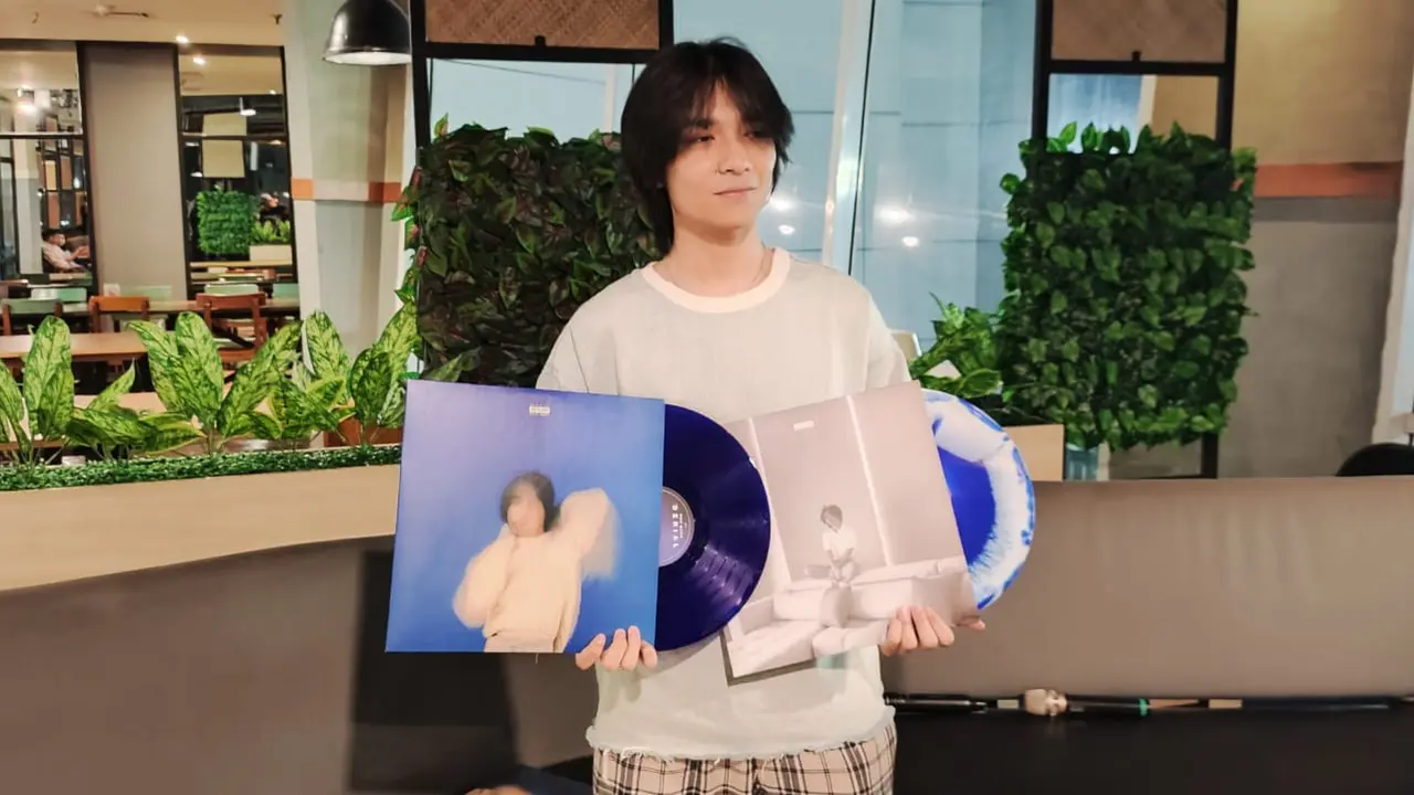 Sukses dengan Album Digital dan Kaset, Weda Mauve Rilis Album Denial versi Vinyl