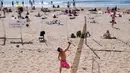 Seorang pria bermain voli di pantai Catalans (Plage des Catalans) di Marseille, Prancis Selatan, (17/4). Pantai Catalans di Marseille adalah pantai paling populer dan paling dekat dengan Vieux-Port (Old Harbour). (AFP Photo/Bertrand Langlois)