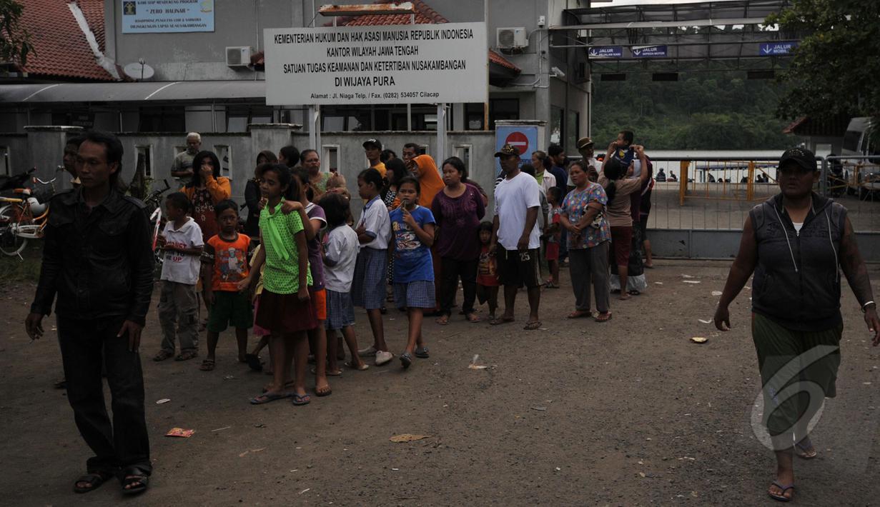 Dermaga Wijayapura, Cilacap, Jawa Tengah ramai dikunjungi warga setempat, Kamis (5/3/2015). Mayoritas mereka merasa penasaran dan ingin menyaksikan suasana di dermaga penyeberangan itu. (Liputan6.com/Johan Tallo)